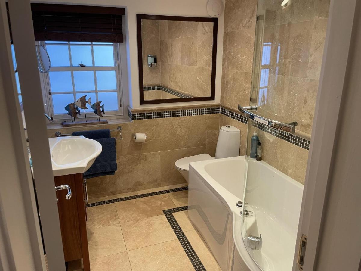 Stunning 2-Bed-2Bath Apt In Whitby With Parking Apartment Екстериор снимка