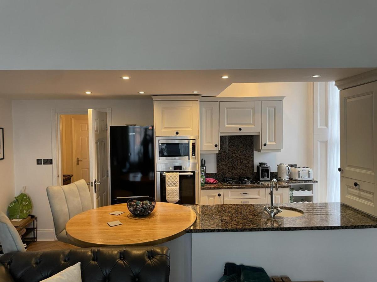 Stunning 2-Bed-2Bath Apt In Whitby With Parking Apartment Екстериор снимка